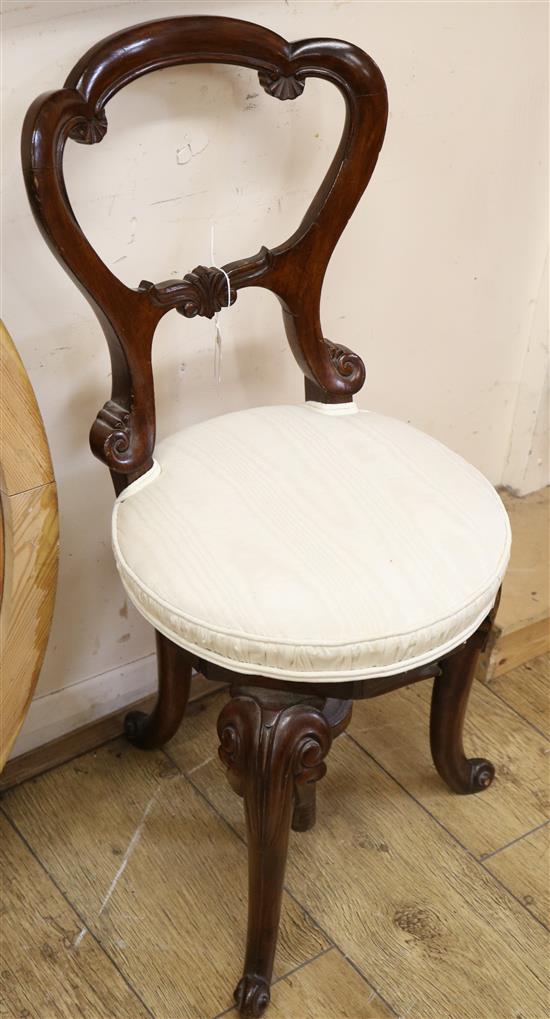 A Victorian mahogany cellists chair